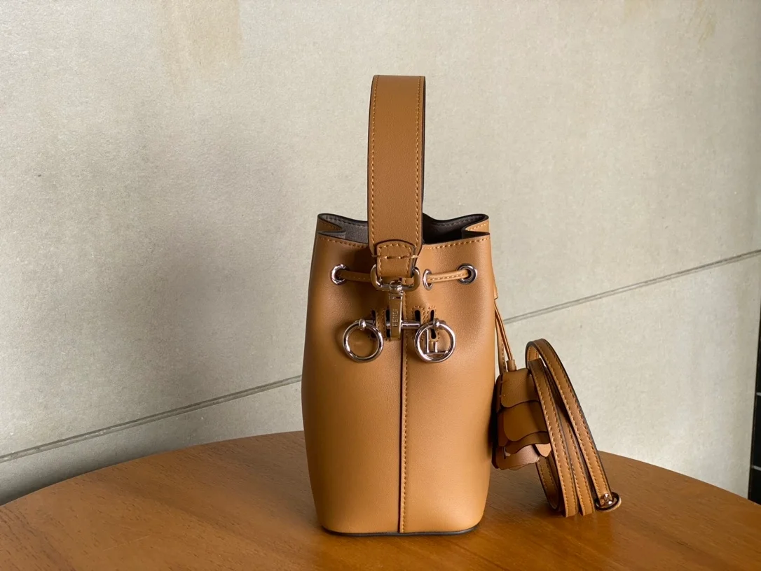 펜디 몬트레조 레더 미니백 브라운