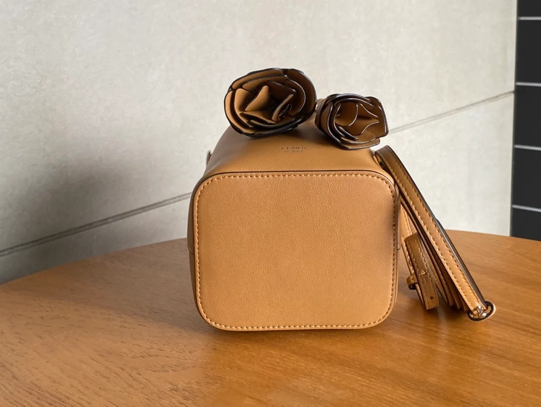 펜디 몬트레조 레더 미니백 브라운