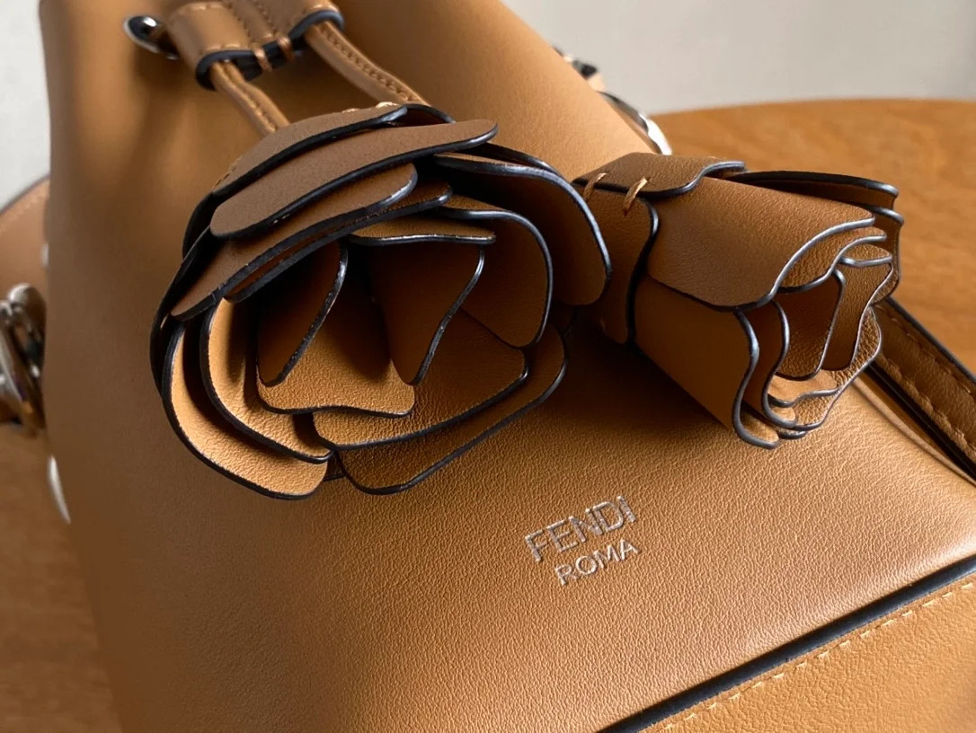 펜디 몬트레조 레더 미니백 브라운