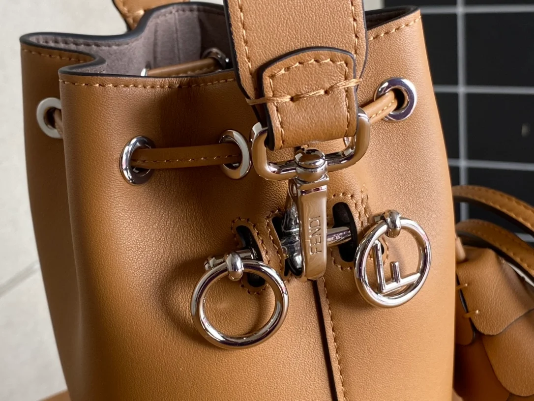 펜디 몬트레조 레더 미니백 브라운