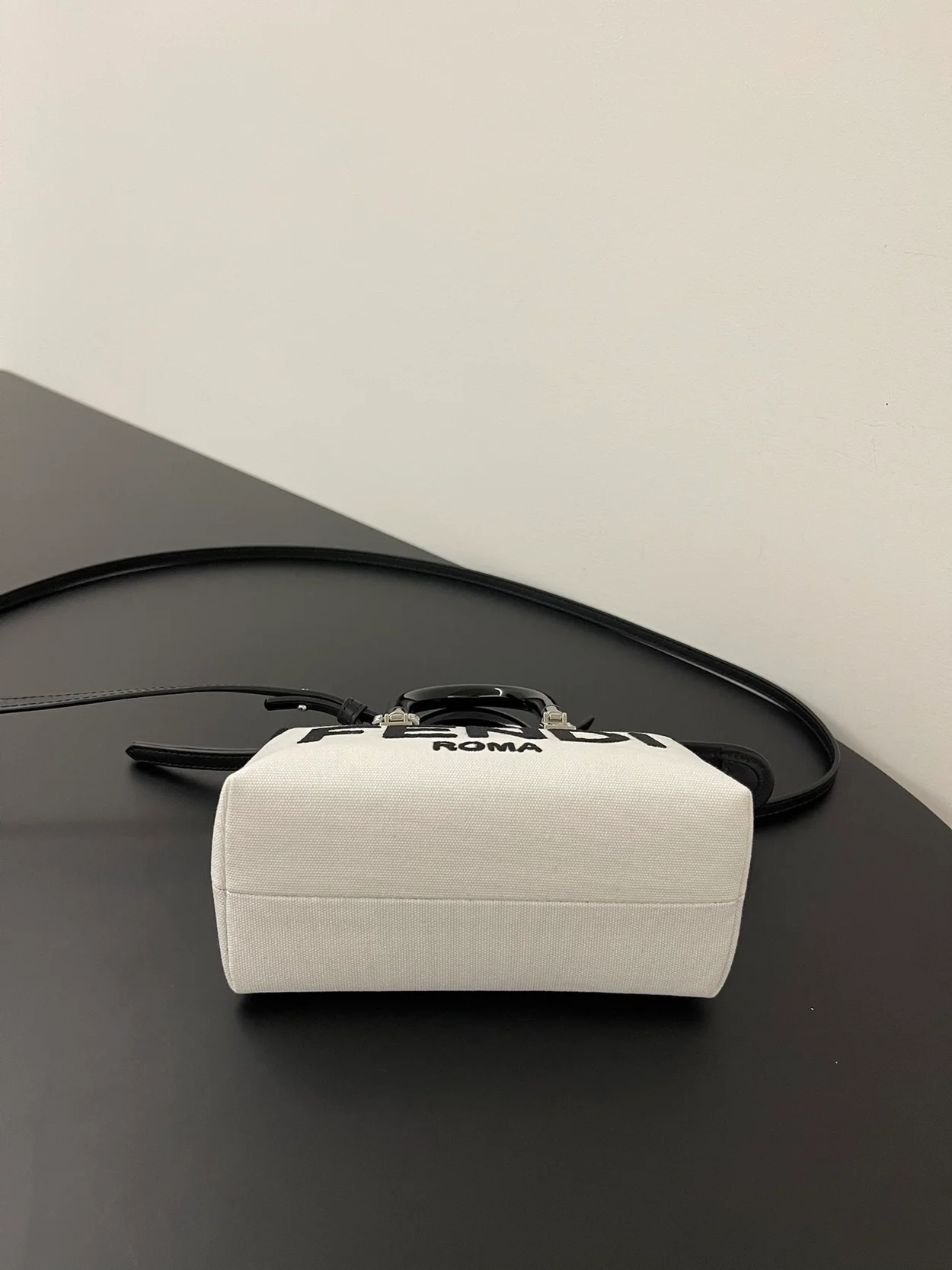 펜디 로마 바이 더 웨이 미니 백 화이트