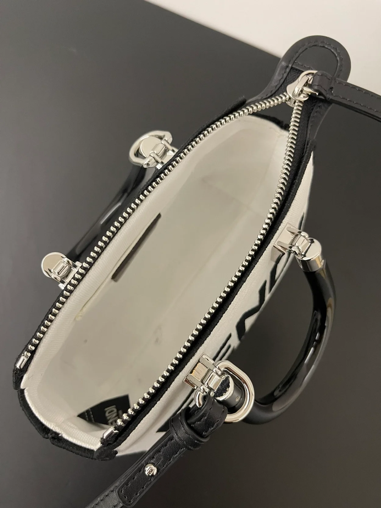 펜디 로마 바이 더 웨이 미니 백 화이트