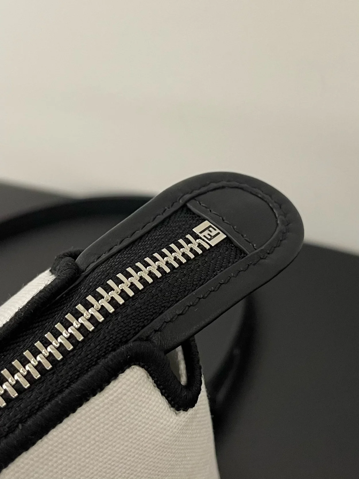 펜디 로마 바이 더 웨이 미니 백 화이트