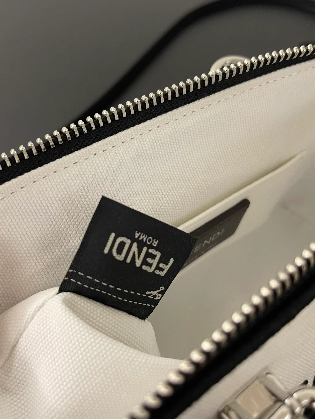 펜디 로마 바이 더 웨이 미니 백 화이트