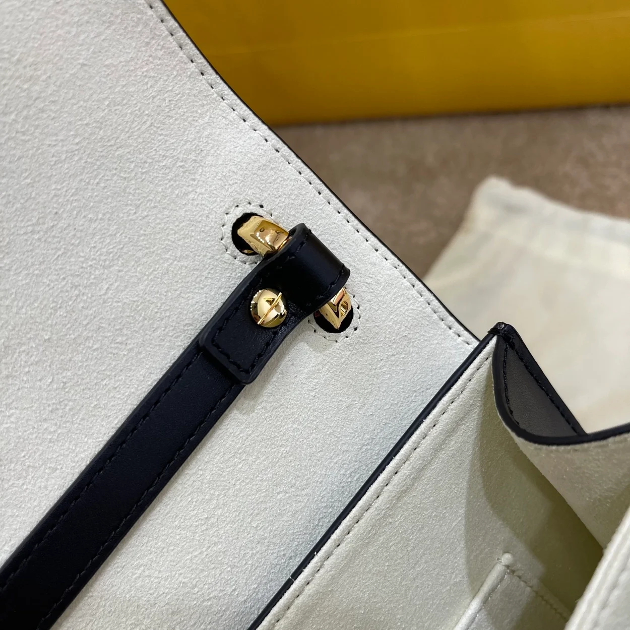 펜디 칸 아이 블랙 레더 백