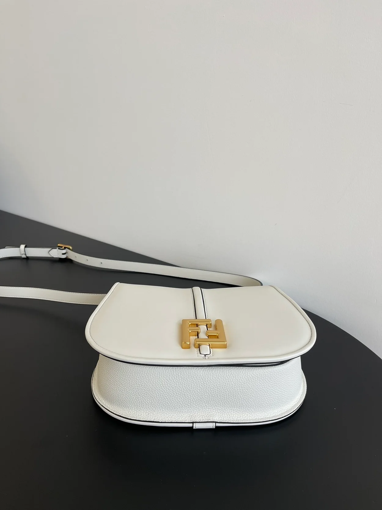 펜디 C'MON 미디엄 FF 레더백 화이트