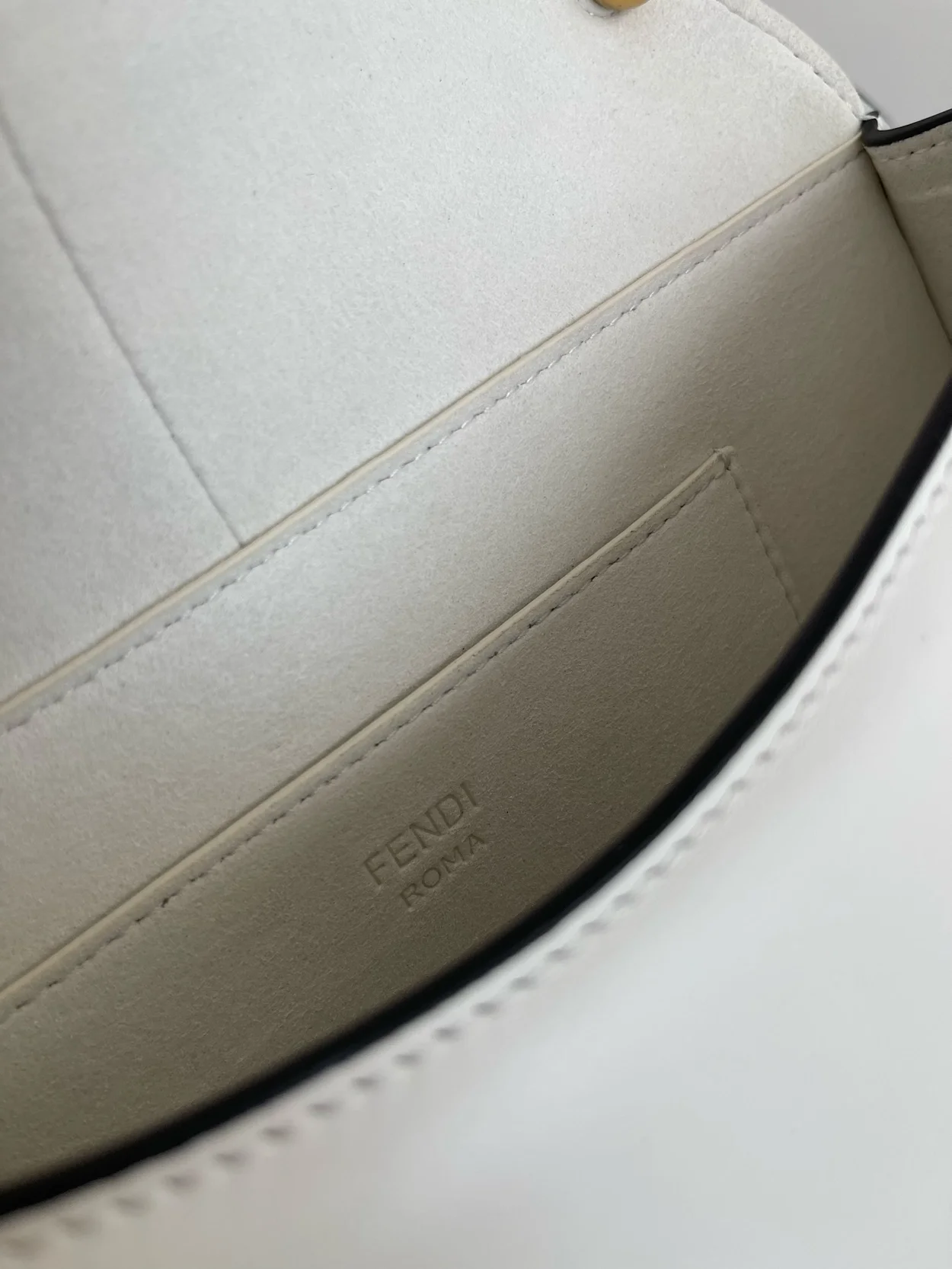 펜디 C'MON 미디엄 FF 레더백 화이트