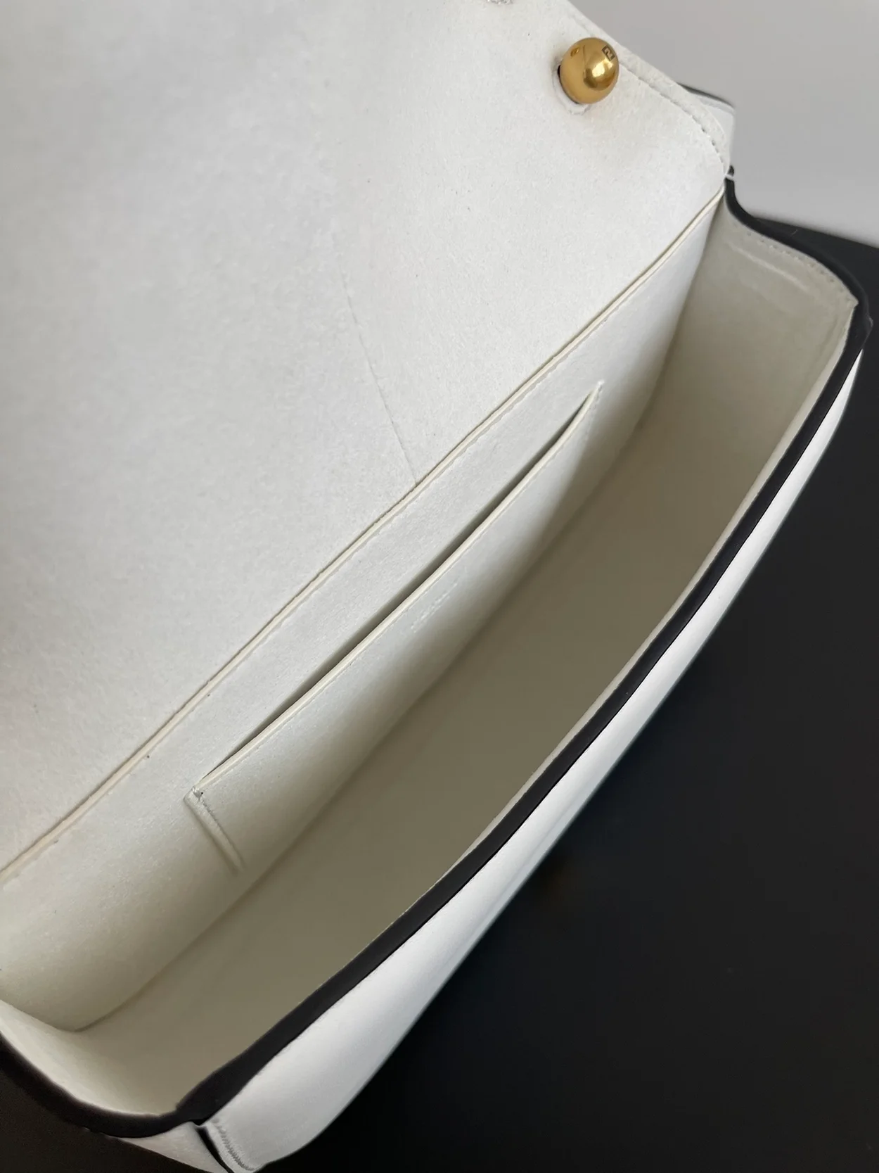 펜디 C'MON 미디엄 FF 레더백 화이트