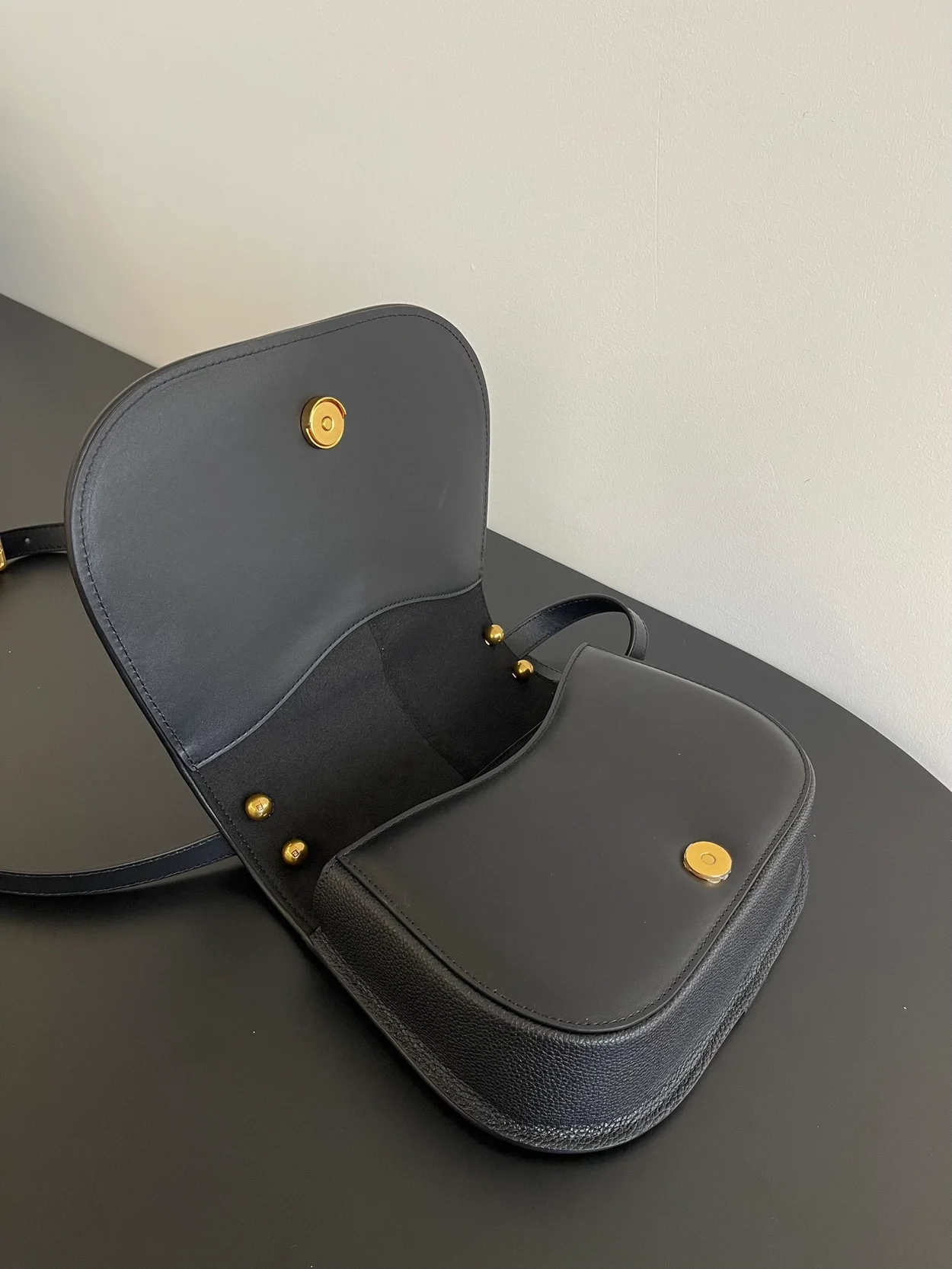 펜디 C'MON 미디엄 FF 레더백 블랙