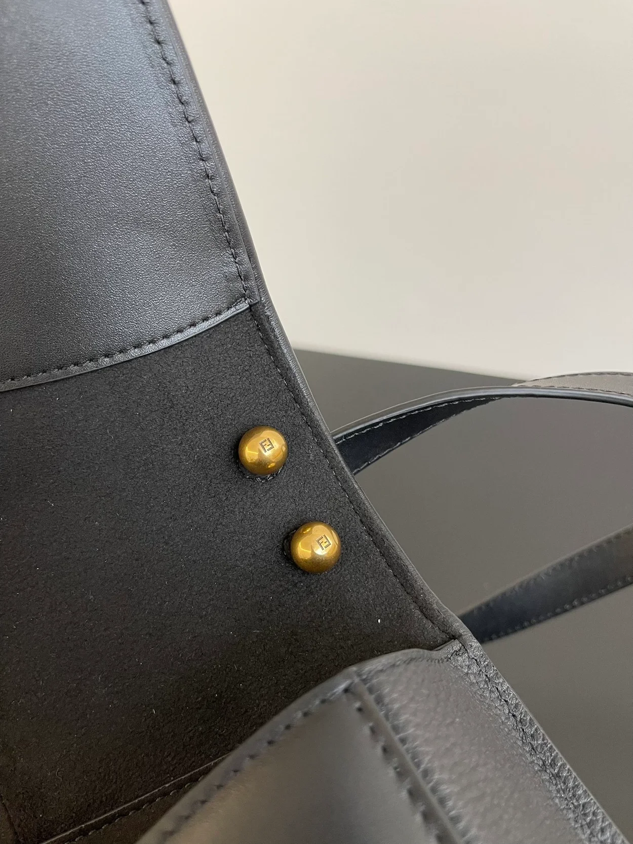 펜디 C'MON 미디엄 FF 레더백 블랙