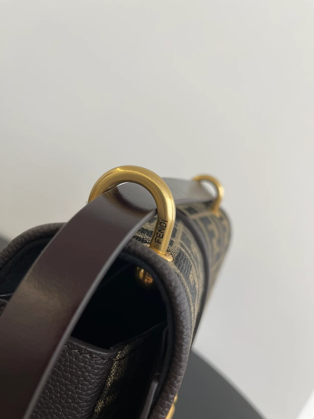 펜디 C'MON 미디엄 FF 자카드 패브릭 레더백