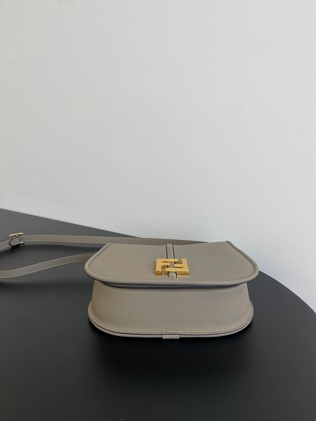 펜디 C'MON 미디엄 FF 레더백 그레이