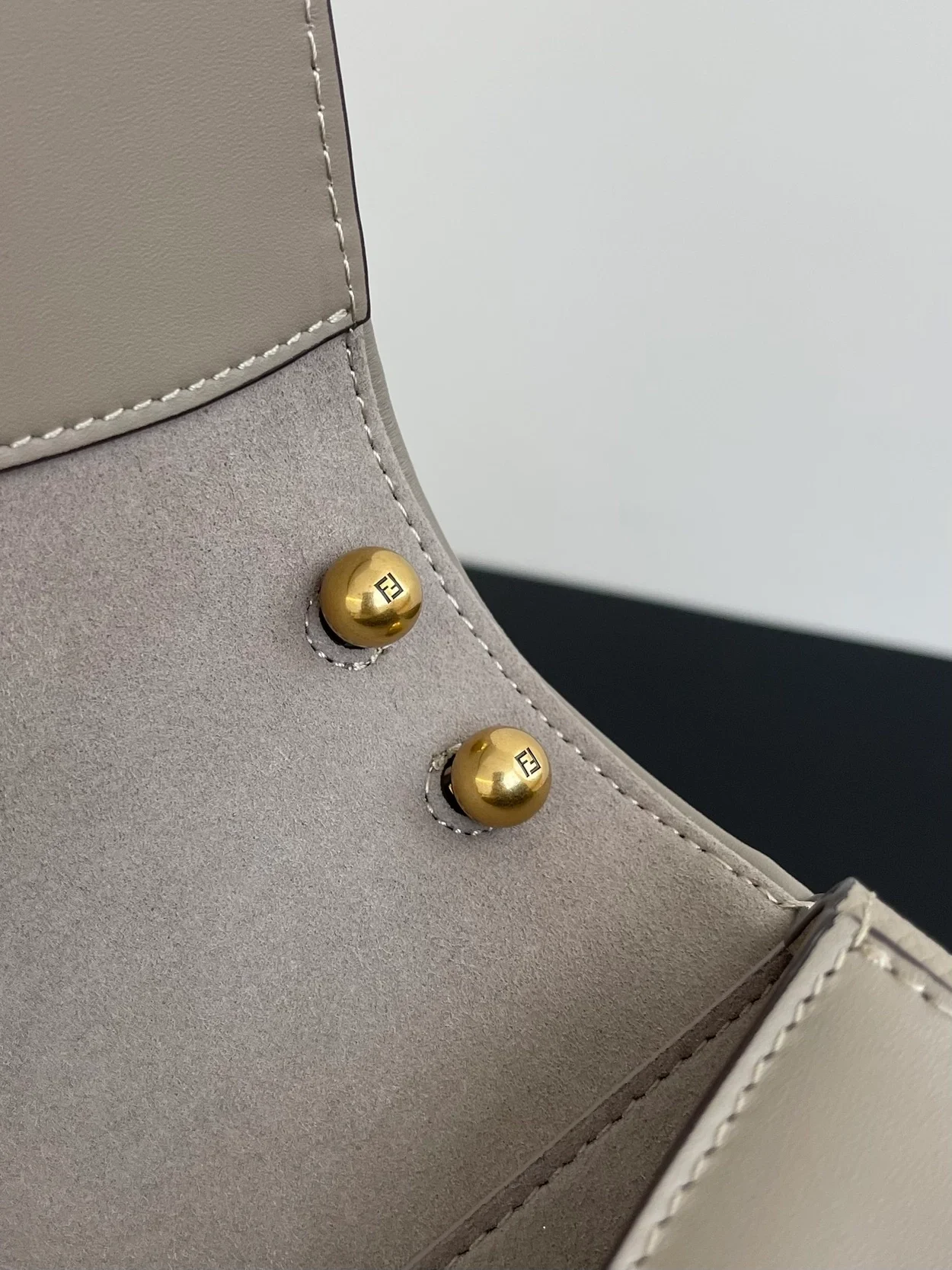 펜디 C'MON 미디엄 FF 레더백 그레이