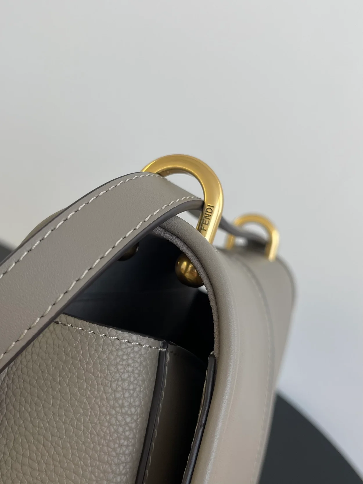 펜디 C'MON 미디엄 FF 레더백 그레이