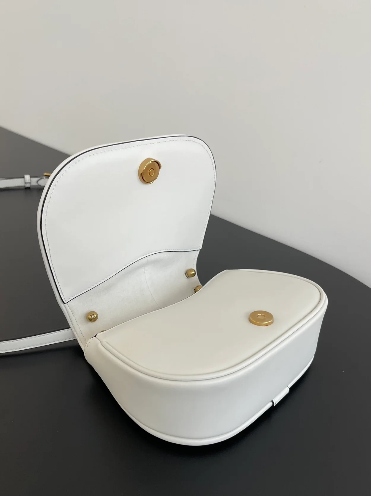 펜디 C'MON 미니 푸시아 레더백 화이트