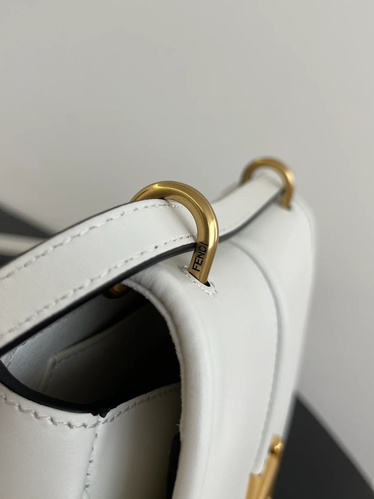 펜디 C'MON 미니 푸시아 레더백 화이트