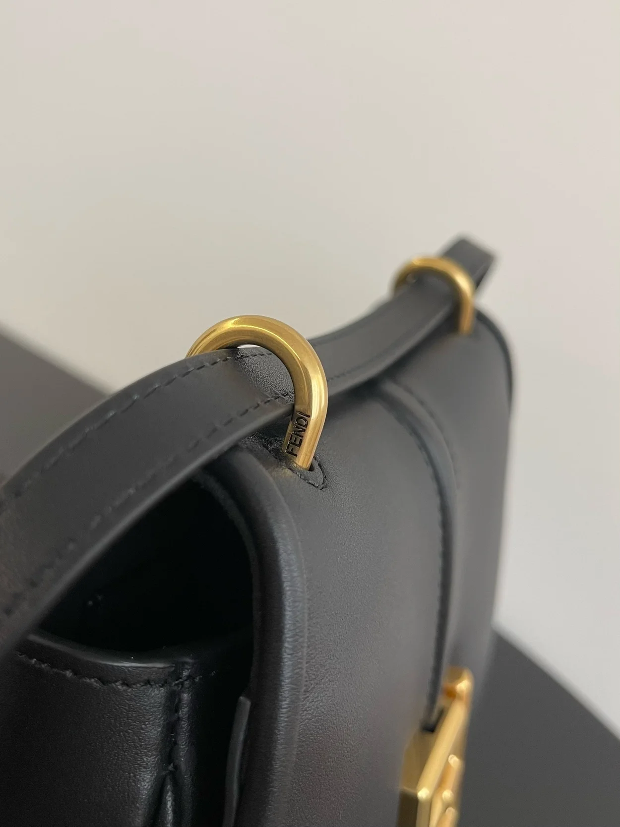 펜디 C'MON 미니 푸시아 레더백 블랙