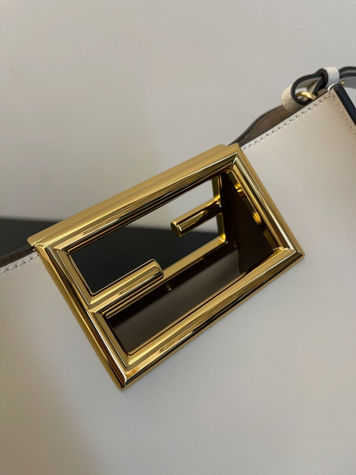 펜디 웨이 스몰 숄더 백 화이트