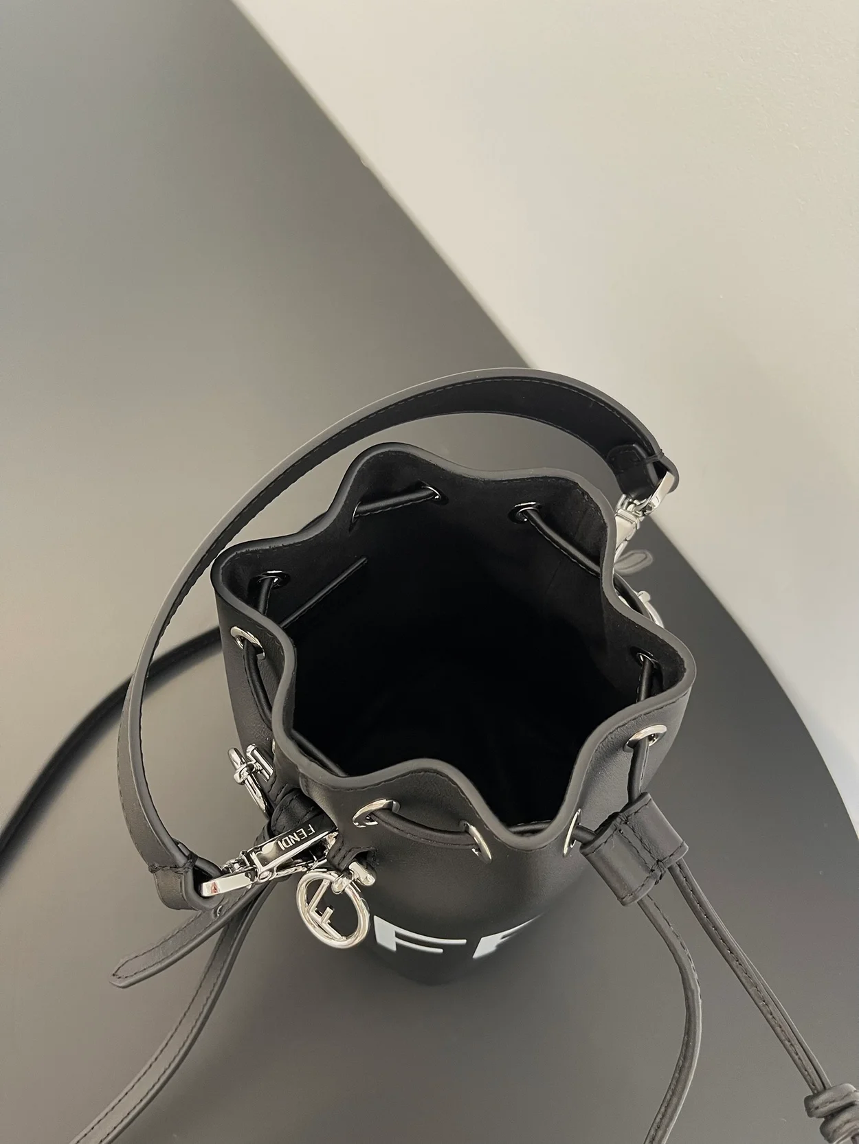 펜디 몬트레조 블랙 레더 미니백 블랙