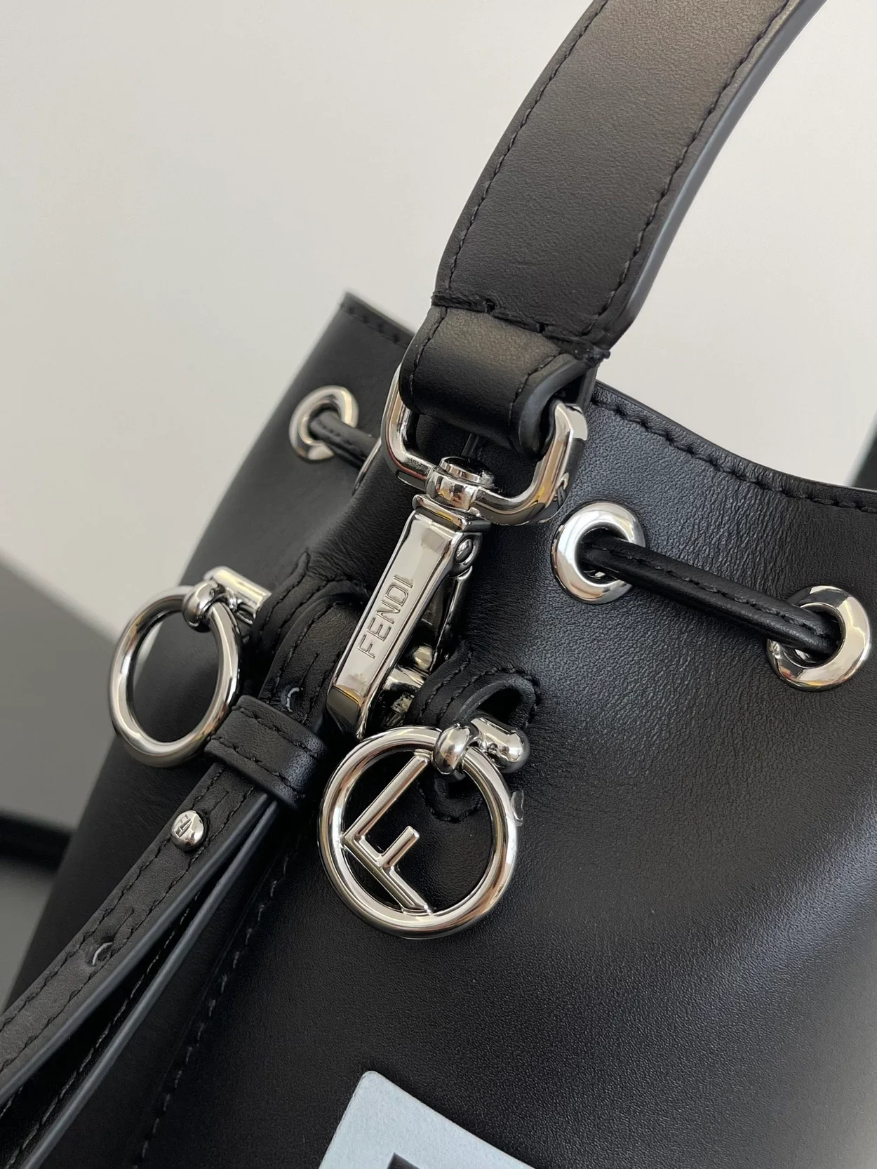 펜디 몬트레조 블랙 레더 미니백 블랙