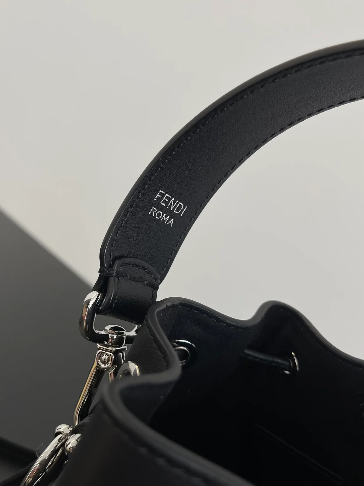 펜디 몬트레조 블랙 레더 미니백 블랙