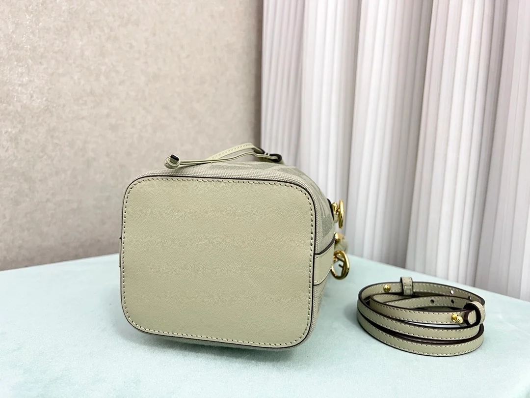 펜디 몬트레조 FF 캔버스 미니백 라이트 그린