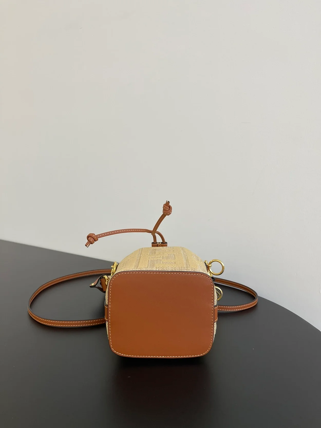 펜디 몬트레조 FF 스트로우 미니백 베이지