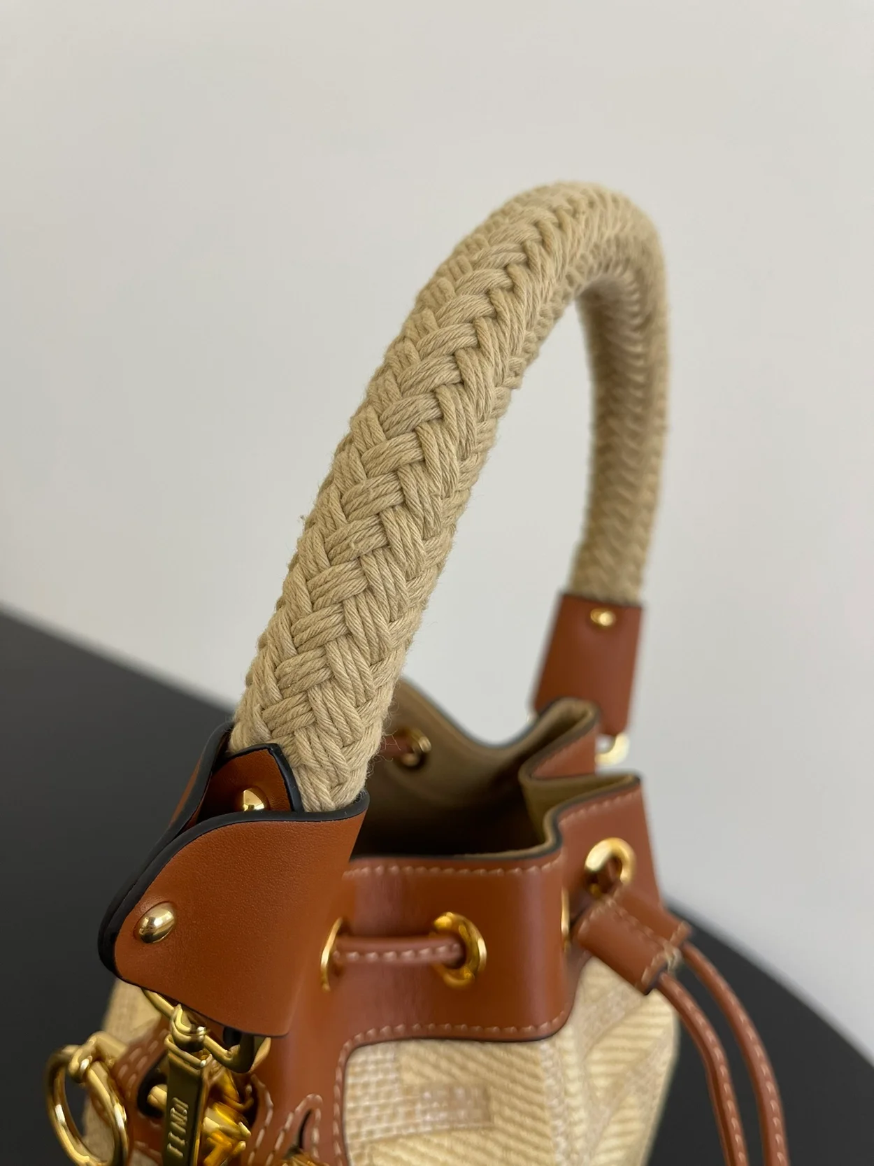 펜디 몬트레조 FF 스트로우 미니백 베이지