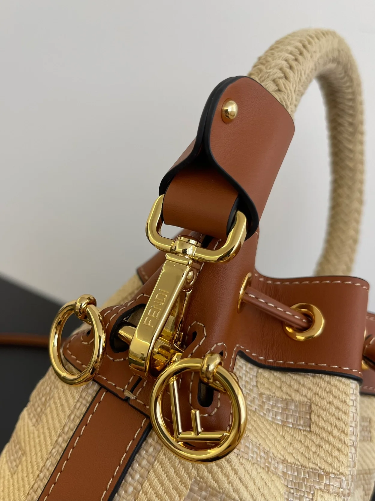 펜디 몬트레조 FF 스트로우 미니백 베이지