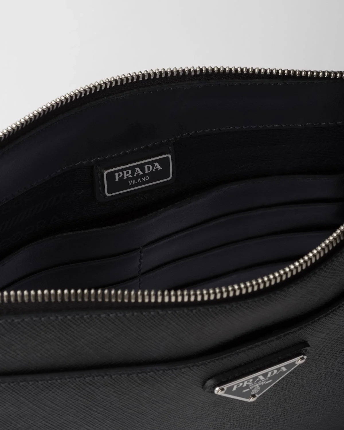 프라다 사피아노 가죽 클러치