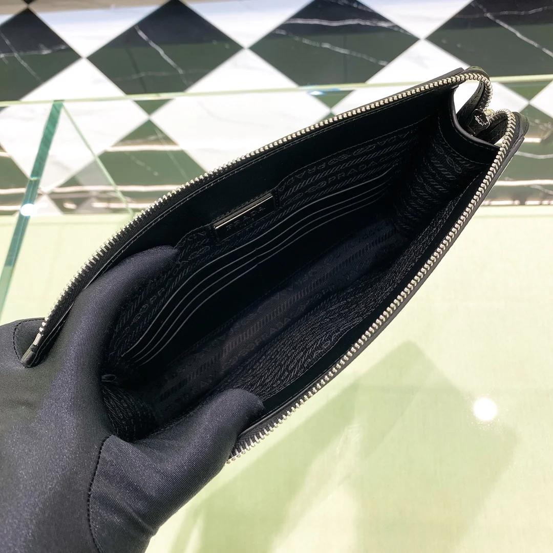 프라다 사피아노 가죽 클러치