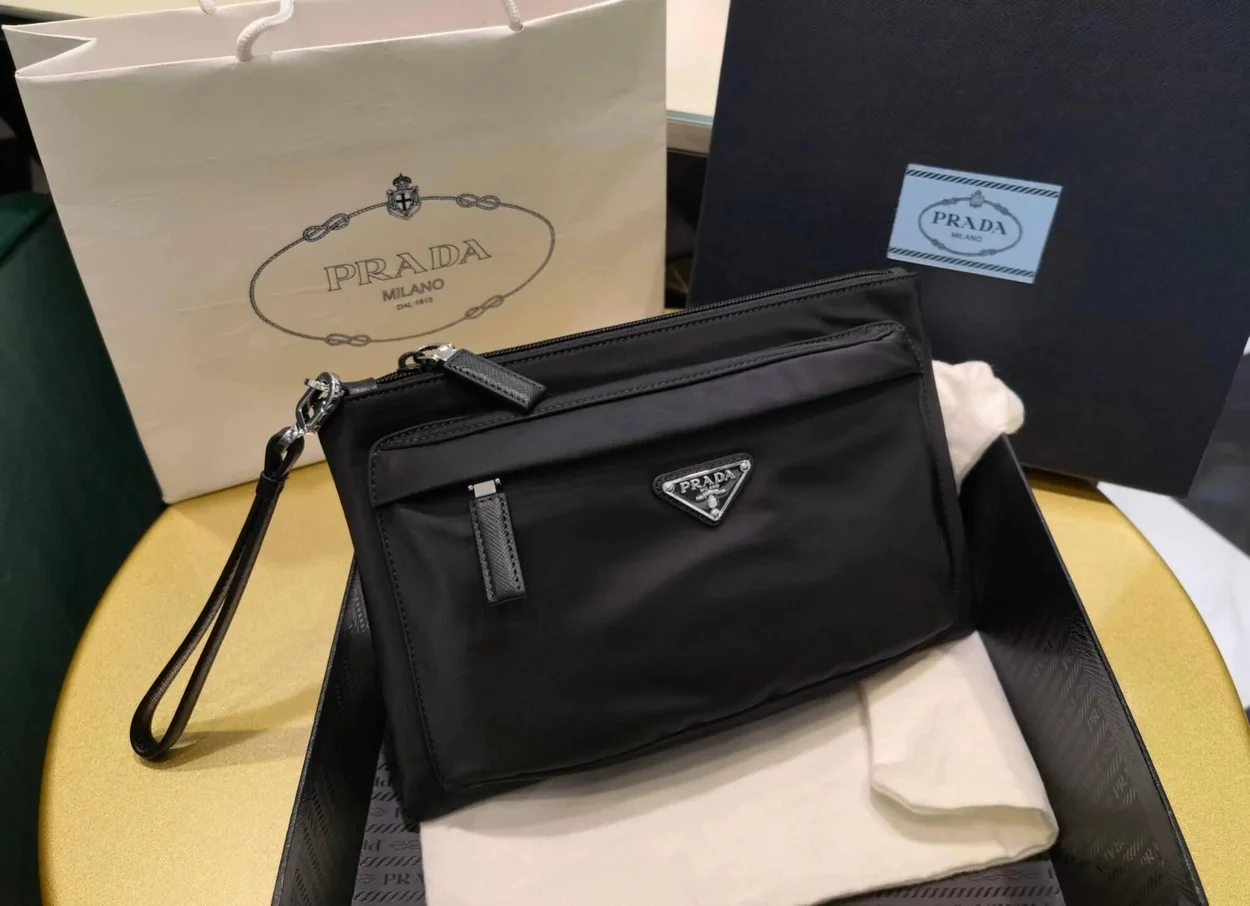 프라다 나일론 클러치 백