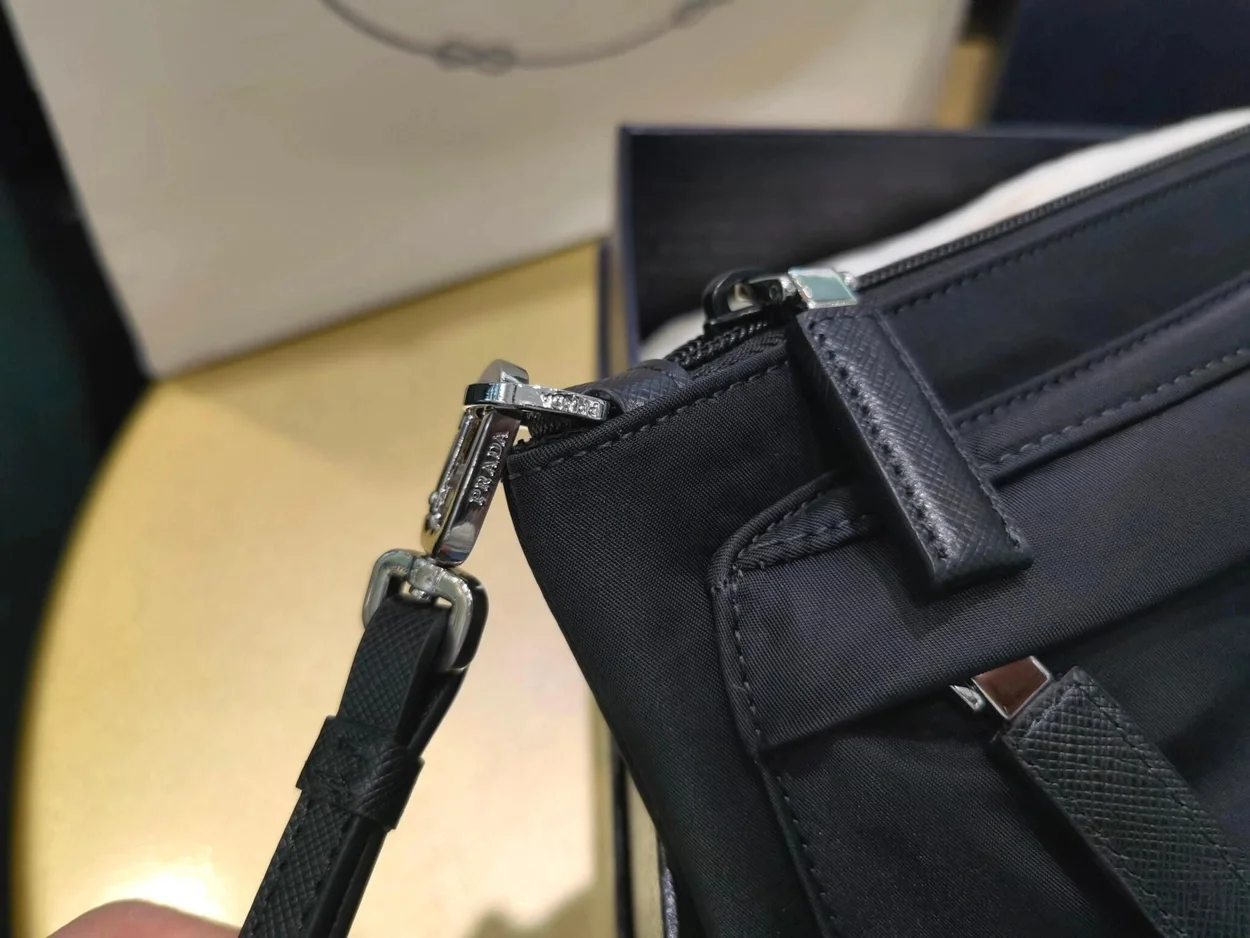 프라다 나일론 클러치 백