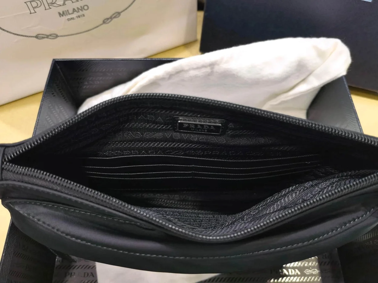 프라다 나일론 클러치 백
