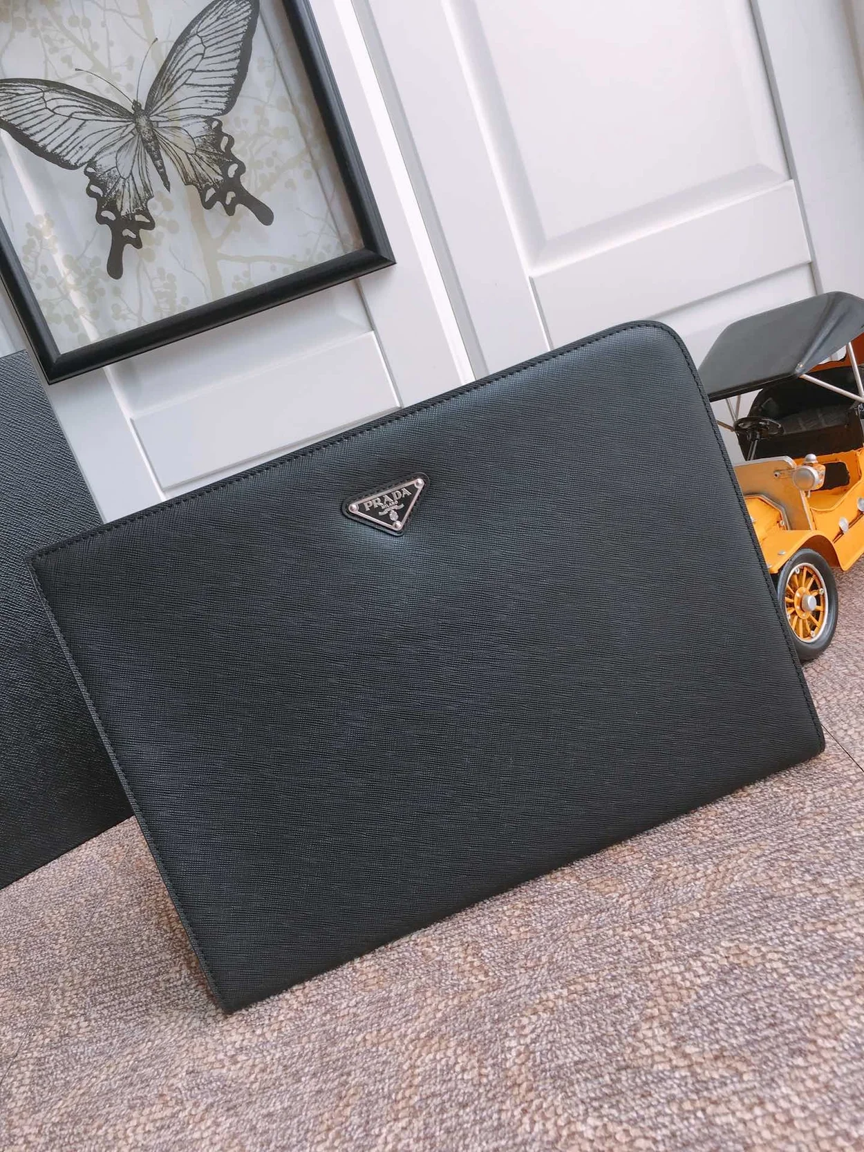 프라다 사피아노 가죽 도큐먼트 클러치 블랙