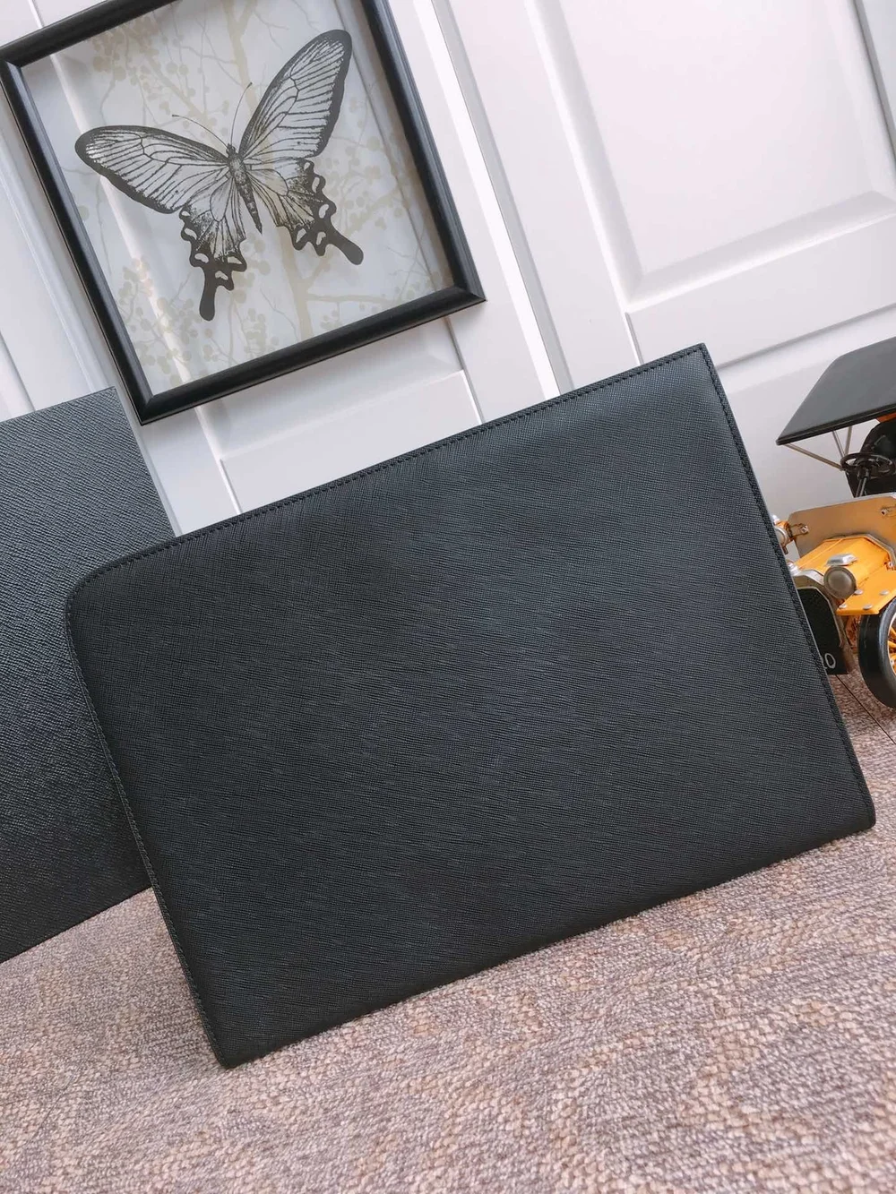 프라다 사피아노 가죽 도큐먼트 클러치 블랙