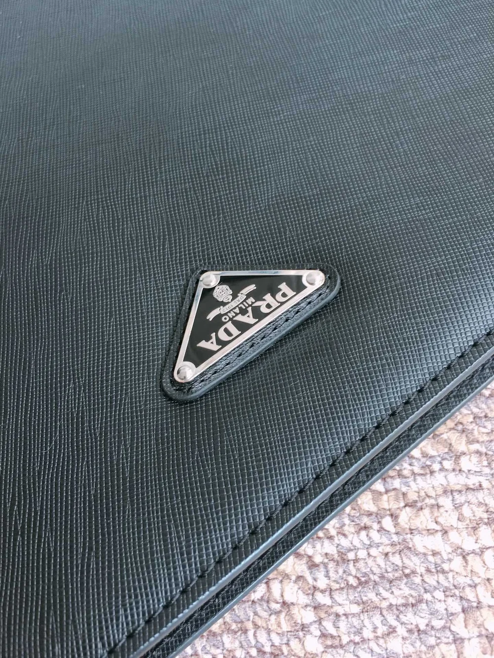 프라다 사피아노 가죽 도큐먼트 클러치 블랙