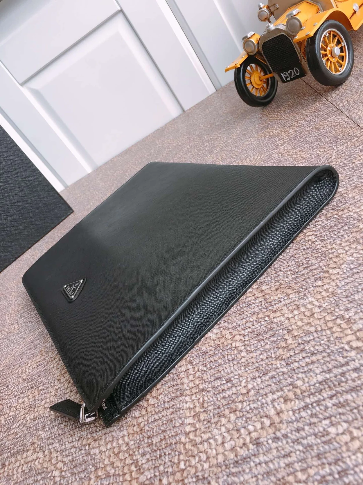 프라다 사피아노 가죽 도큐먼트 클러치 블랙