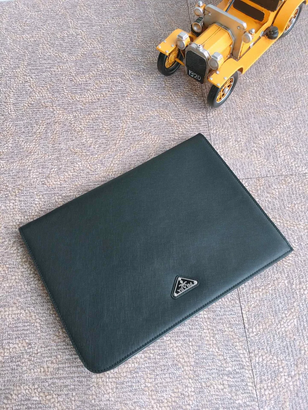 프라다 사피아노 가죽 도큐먼트 클러치 블랙