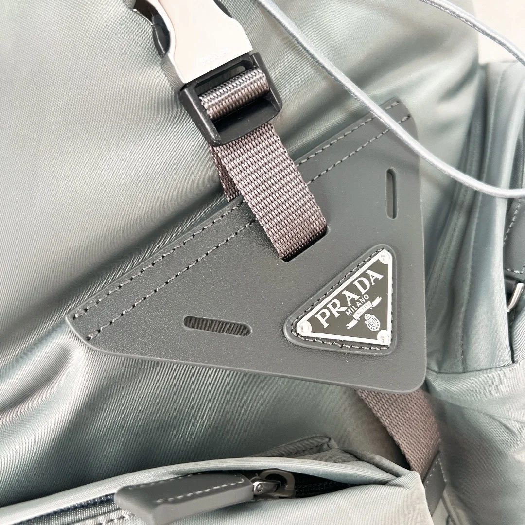 프라다 리나일론 레더 백팩 그레이