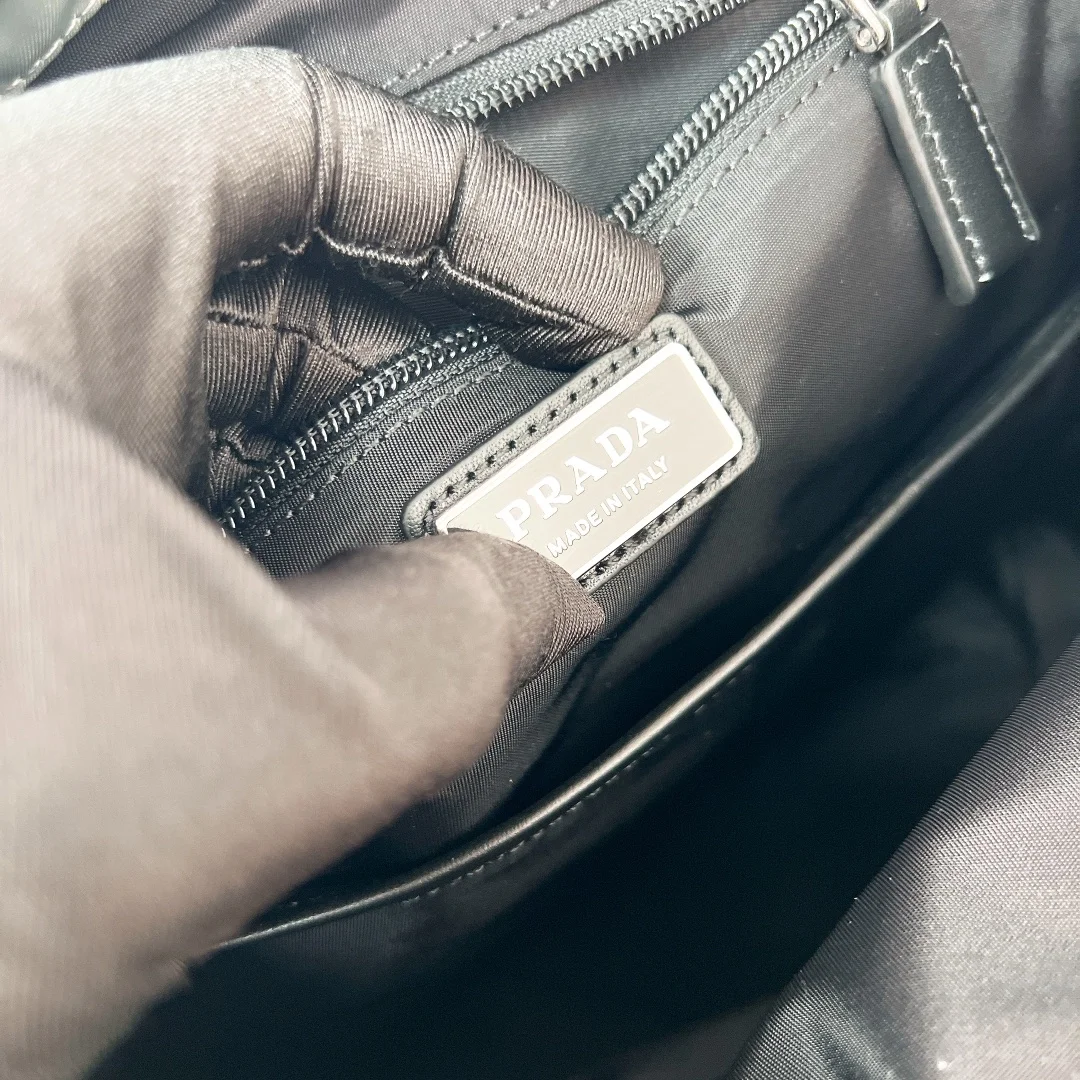 프라다 리나일론 레더 백팩 그레이