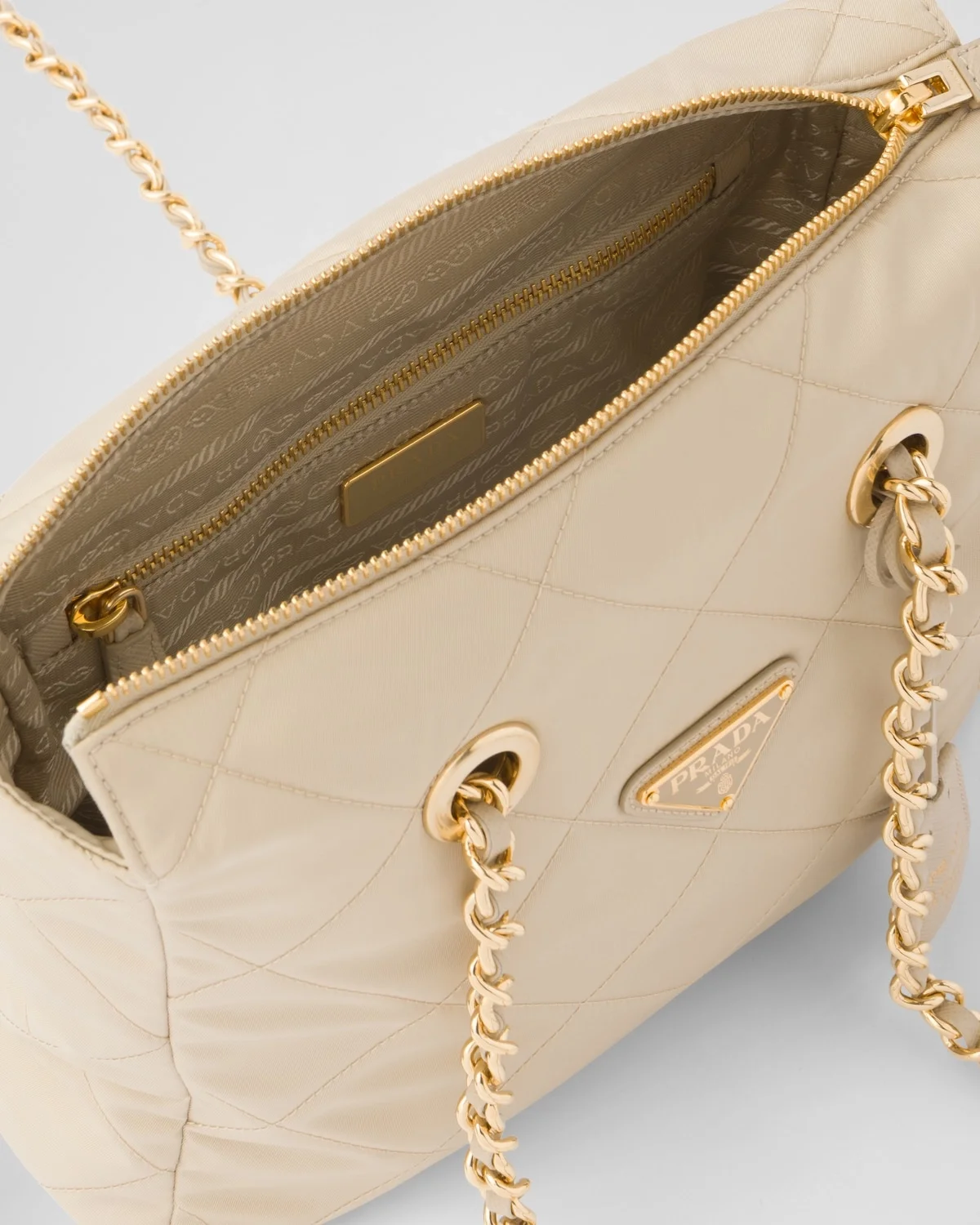 프라다 리에디션 1995 리나일론 체인 토트백 베이지