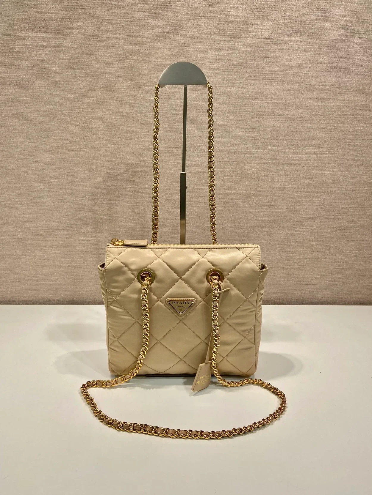 프라다 리에디션 1995 리나일론 체인 토트백 베이지
