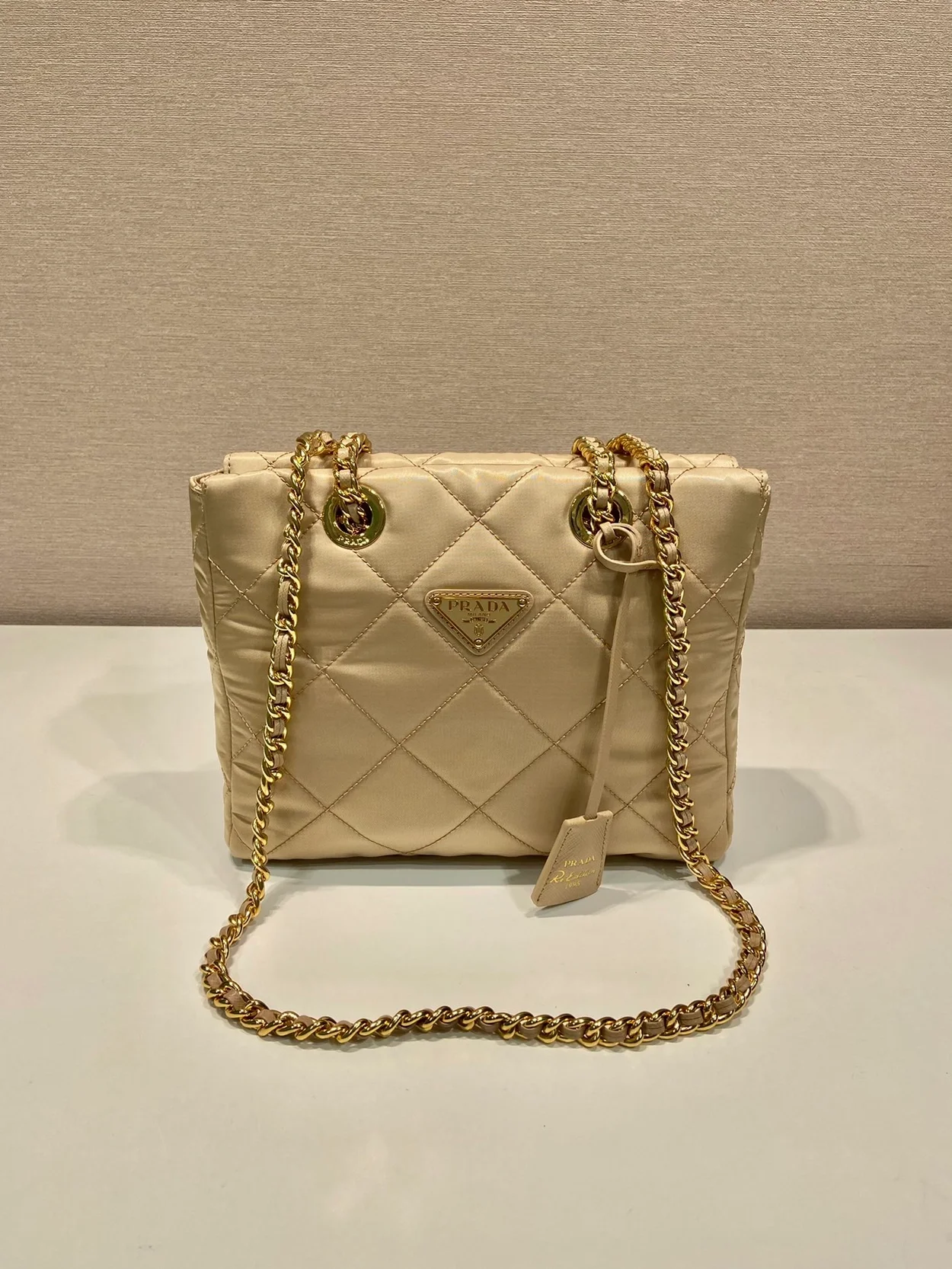 프라다 리에디션 1995 리나일론 체인 토트백 베이지