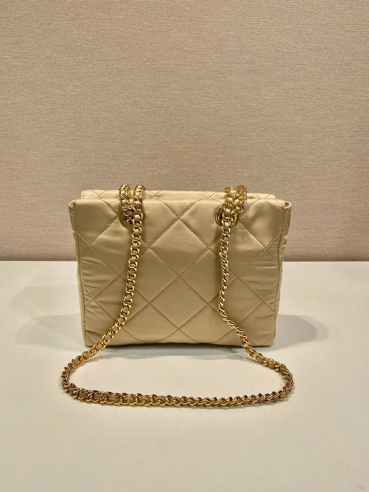 프라다 리에디션 1995 리나일론 체인 토트백 베이지