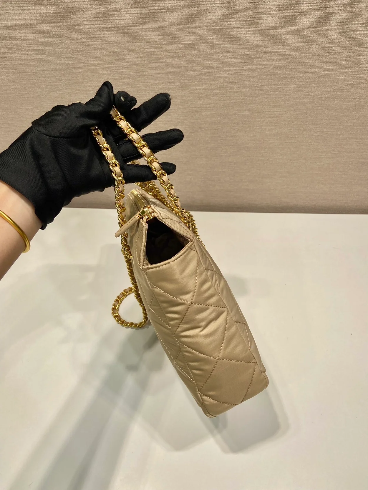 프라다 리에디션 1995 리나일론 체인 토트백 베이지