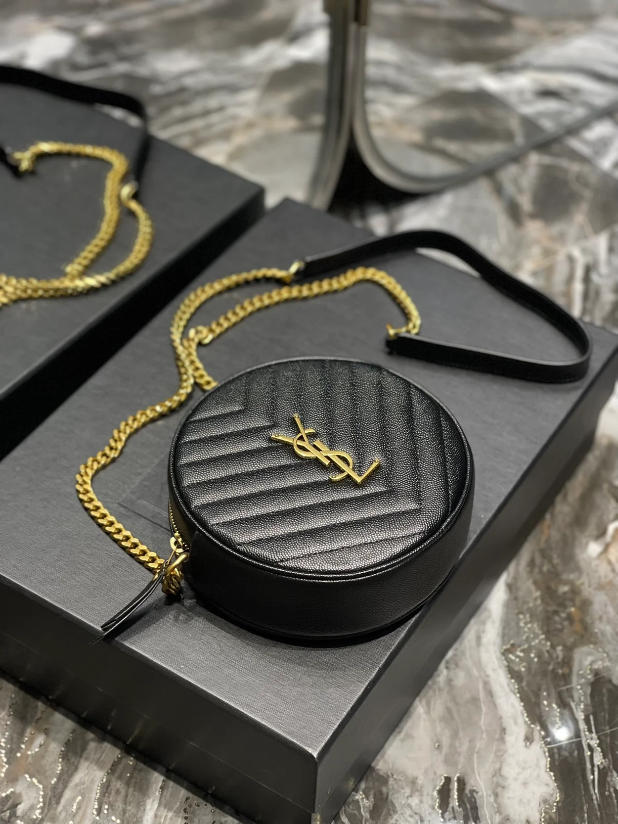 생로랑 쉐브론 라운드 카메라 백 블랙