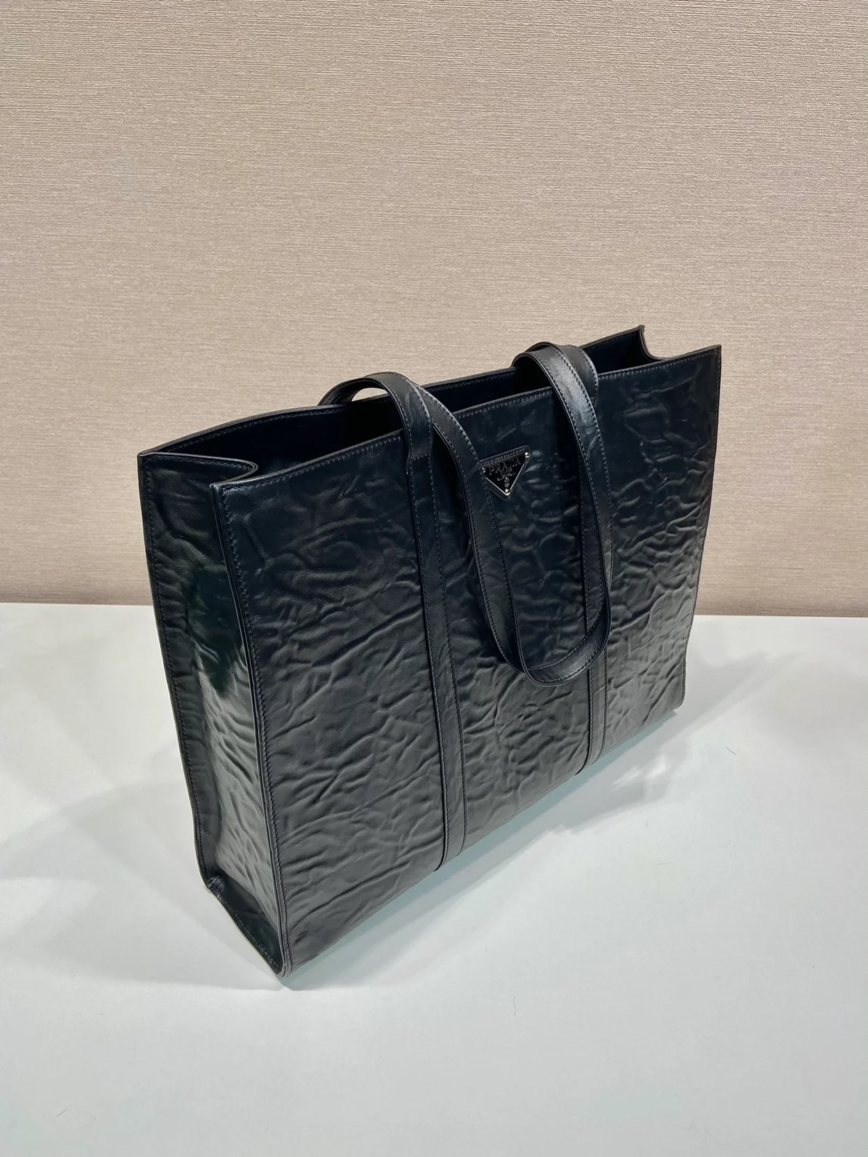 프라다 라지 엔틱 나파 토트백 블랙