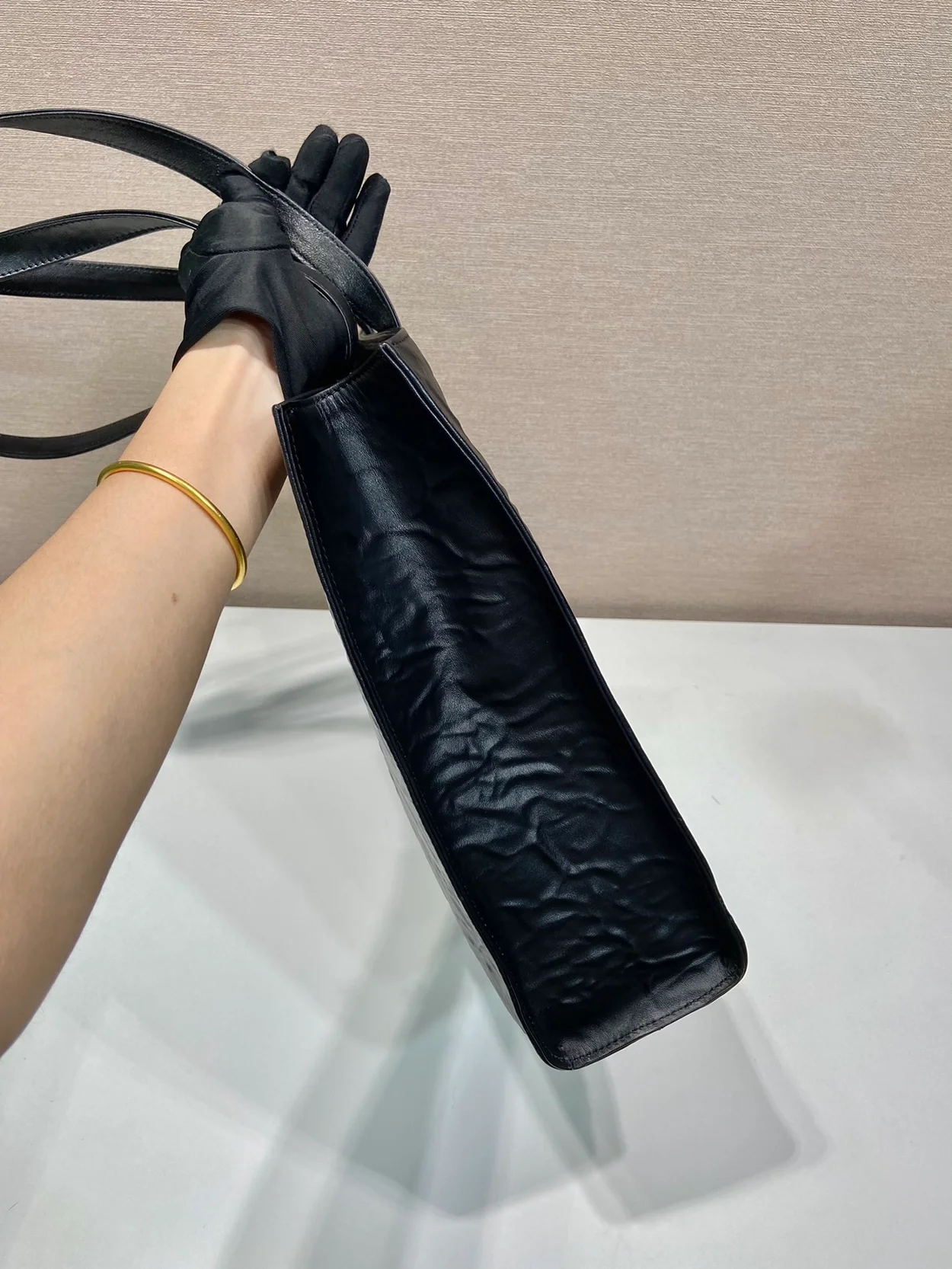 프라다 라지 엔틱 나파 토트백 블랙