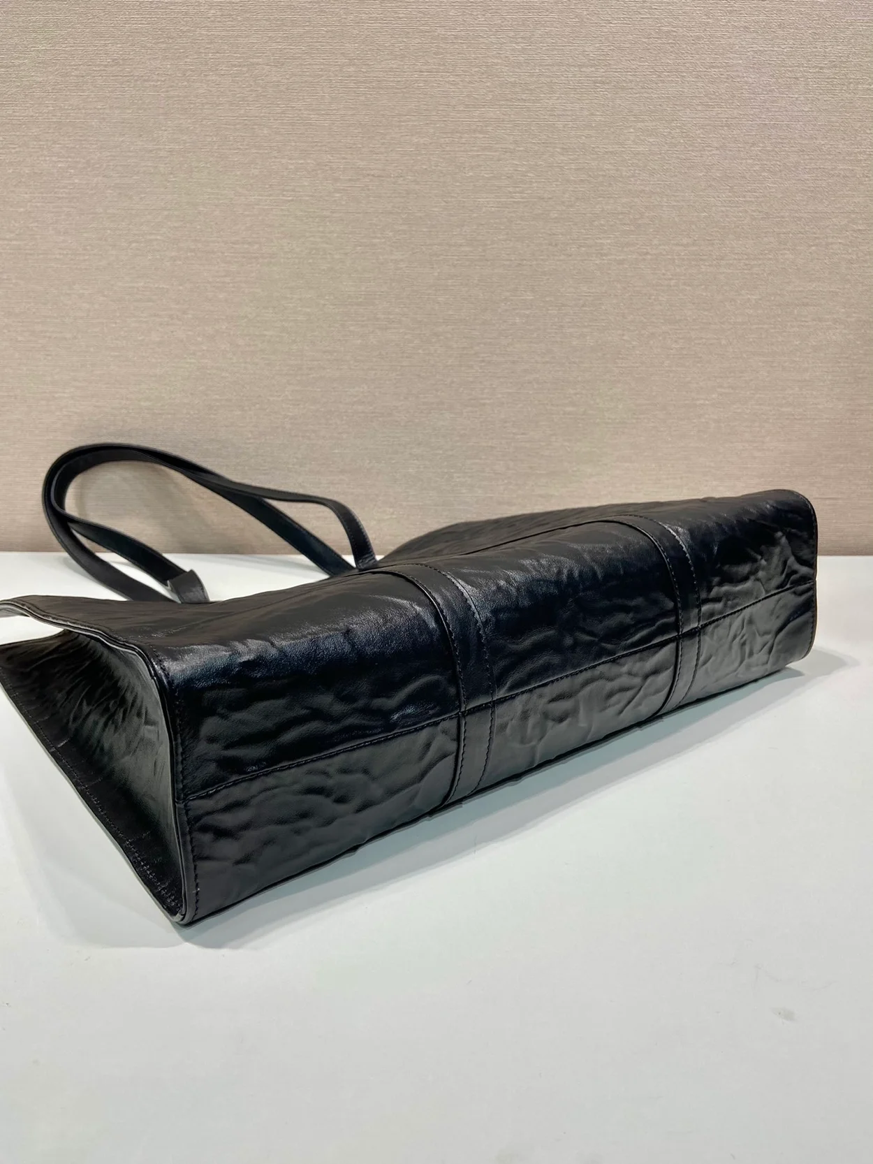 프라다 라지 엔틱 나파 토트백 블랙